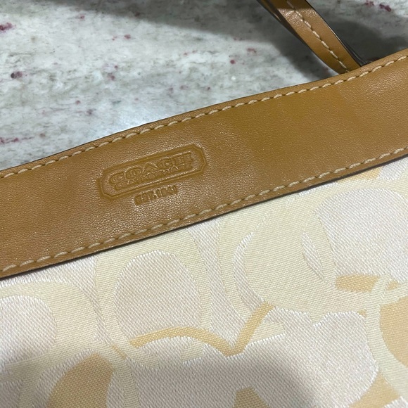 Coach Zoe Shoulder Bag - Cream/Tan Authentic - Picture 3 of 16